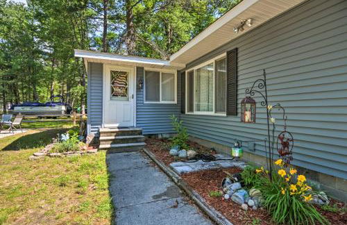 Higgins Lake Getaway with Fire Pit, Walk to Beach! - Foto 28