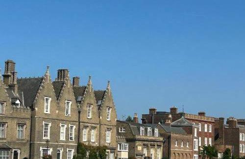 Park View is a beautiful whole entire house close to town centre, sleeps 8 in 4 rooms, 2 doubles and 4 single beds with 2 shower rooms, available for holidays, insurance stays, trades people, contractors, pets welcome - Foto 36