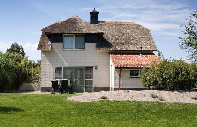 Thatched Villa With Bath in a Holiday Park - Foto 27