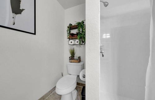 Modern 2BR2BA Pool Gym Near Airport #8 - Foto 25