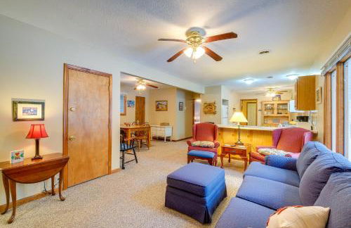 Cozy Cottage with Sunroom - Walk to Higgins Lake! - Foto 5