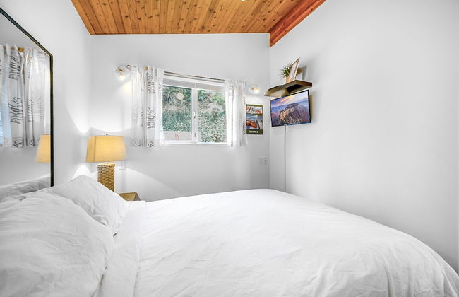 Beautiful Cozy Cabin on Lake Okanagan - Photo 2