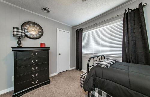 Fairfield Bay Gem with pool access and 4 Mi to Lake - Photo 7