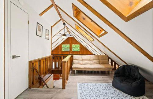 The Gingerbread House - 4 BR chalet, Sunroom, Deck, sleeps 10, modern amenities - Foto 44