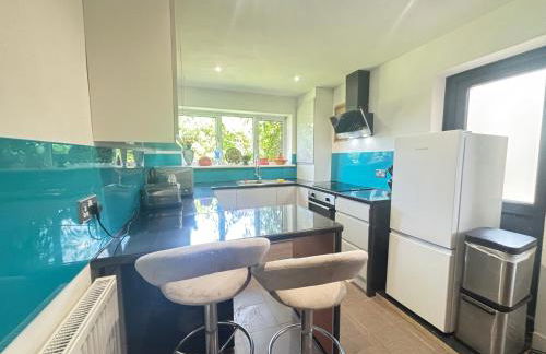 2BR Comfortable Spacious Furnished Property with Parking - Foto 21