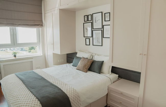 Chic Metro-side Apartment - Photo 20