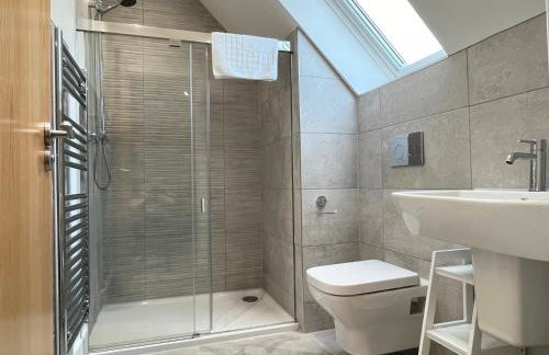 Beautiful 3 Bed Townhouse with Parking, close to Sea Front - Photo 25