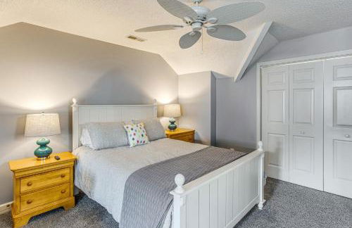 Marina and Pool Roomy Golf-View Home in Southport - Foto 25