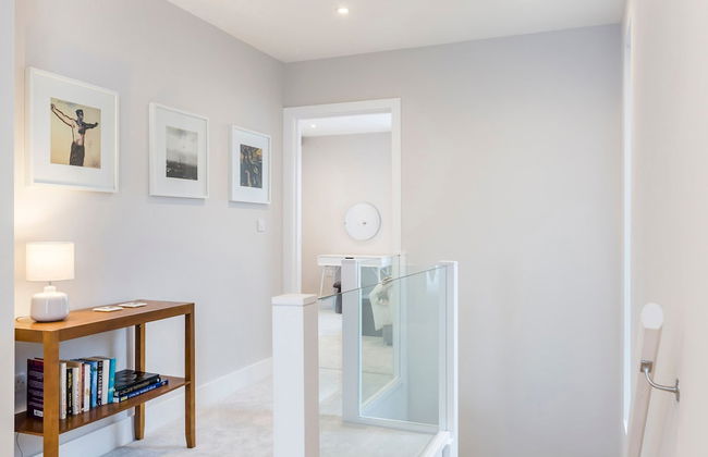 Stylish new Home With Parking - King Beds Garden - Foto 21