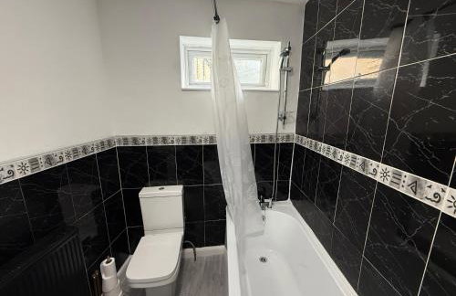 Central 3BR Home - Huddersfield Serviced Accomodation - Walk to Station & Town - Business Travellers - Families - Students - Photo 18