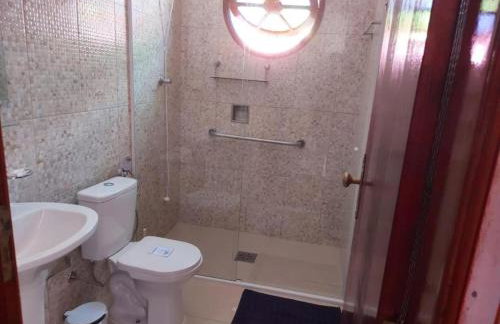 Casa Rosa de Peruíbe - Casa de Temporada 3 dormitórios, 10 hóspedes, piscina, wi-fi, netflix, 800 metros da praia - Photo 23