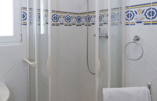 Silver Beautiful 4 Bedroom Vila Just Steps TO TH - Foto 23