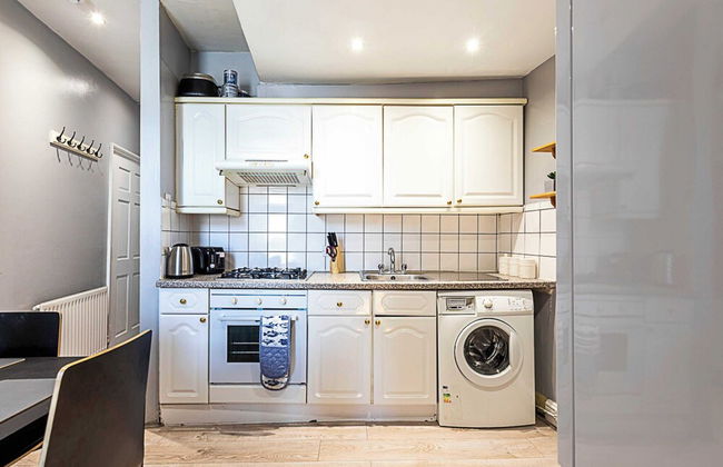 Stylish City Retreat - Photo 13