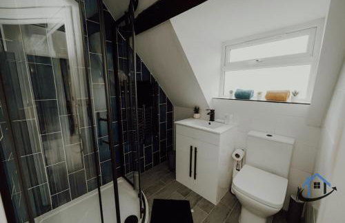 Apt 5 Manor House - 3 Bed 2 bathroom sleeps 5 parking wifi - Photo 16