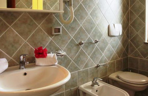 1 Bedroom Amazing Apartment In Ricadi - Foto 13