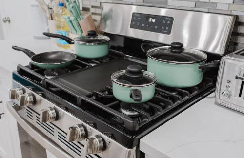 Entire Private Home with 3 Bedrooms 2 Bathrooms, Hot Tub, Garage, King Bed, Available Now - Foto 56