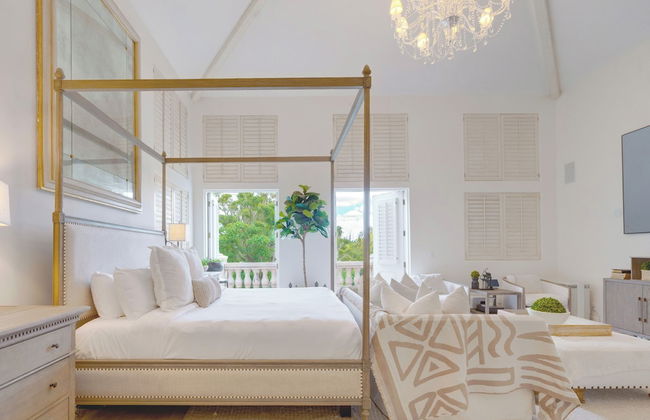 Carolwood - Modern Tuscan Villa With Rolling Lawns and Loggia in Holmby Hills - Photo 17