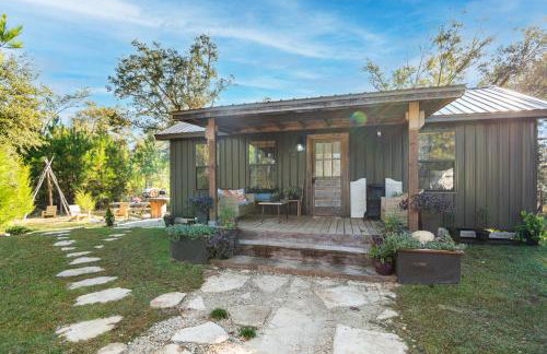 Cabin close to FL Caverns! Hot Tub, WI-FI, & Firepit - Foto 2