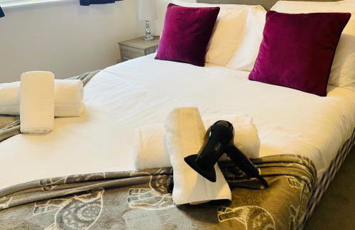 Spacious and Bright 2 Bedroom Apartment, Sleeps 6, 1st Floor with Free Parking, Business and Leisure by Jesswood Properties - Photo 3