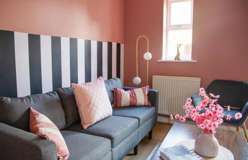 4x Bed Elegant Home with Parking - Photo 37