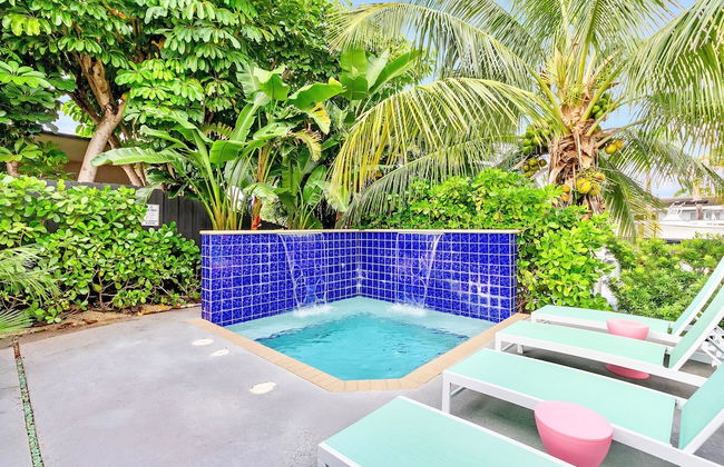 Flirty Flamingo Colorful Waterfront Escape w Pool - Foto 2