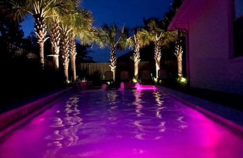 Beautiful Pet Friendly Home! Tropical Pool, Optional Golf Cart & Pool Heat, Minutes to Beach - Foto 1