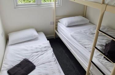 2 BR Beach Woods chalet with parking, 5 mins to beach - Foto 20