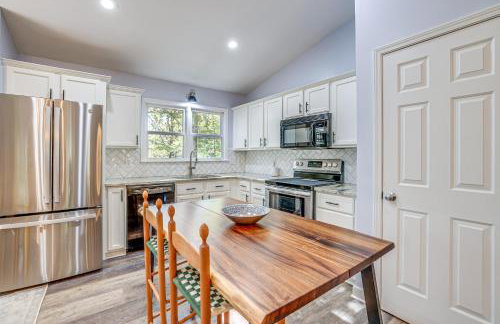 Forest-View Gem on Vaughn Creek Less Than 1 Mi to Dtwn! - Foto 10