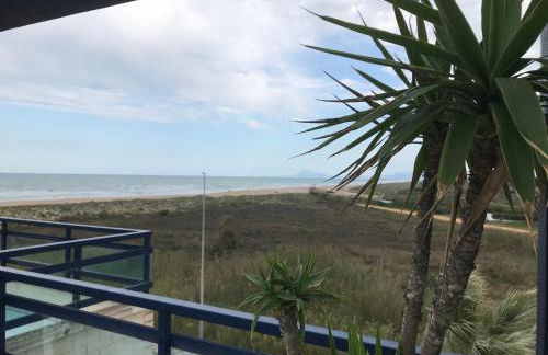 Ático 1ª línea con salida a playa - Foto 16