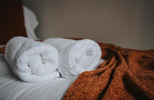 Cozy Waterfront Apartment - Free Parking & Wi-Fi - Photo 49