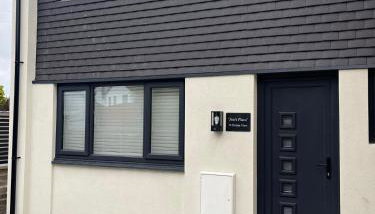 Uber Stylish 3 bedroom home off Road parking near town centre and Bike Park Wales - Foto 2