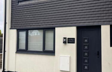 Uber Stylish 3 bedroom home off Road parking near town centre and Bike Park Wales - Photo 2
