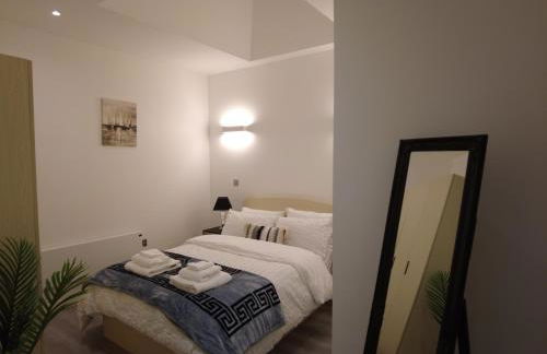 Stylish 2 bedrooms, 2 bathrooms with workspace in Milton Keynes - Photo 5