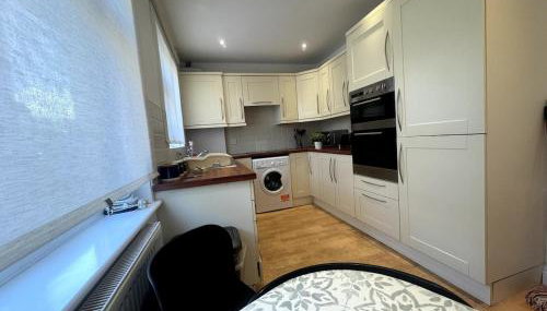 2 Bedroom-House-Sleeps 5 In Front Horley Station -Near Gatwick Airport - Foto 2