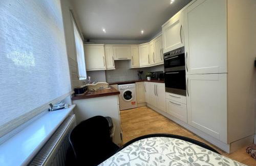 2 Bedroom-House-Sleeps 5 In Front Horley Station -Near Gatwick Airport - Foto 2