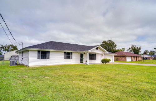 Patio & Grill! Charming 'Lake Charles Landing Pad' - Foto 28