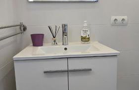 Bright Apartment with Two Balconies and a Seaside Pool - Foto 30