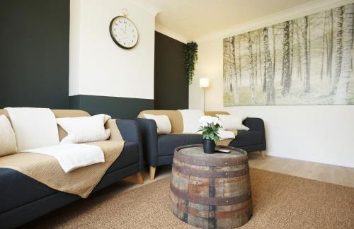 Homely ! Perfect for Contractors and Guests with Private off street parking - Foto 1