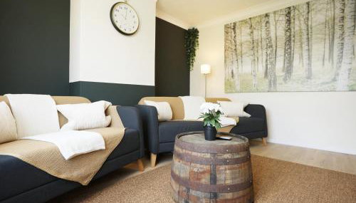 Homely ! Perfect for Contractors and Guests with Private off street parking - Foto 1, Garden view, heating