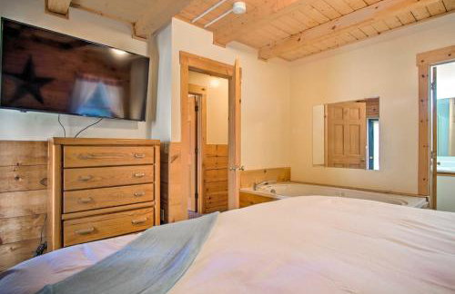 Rustic Rothbury Cabin with Resort Amenity Access! - Foto 16