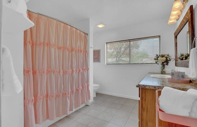 Willkommen to Pink Haus 1 Mile to Main Street! - Foto 26