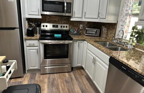 Whole House+Renovated+Pool+Lanai+BBQ+Close to All - Foto 4