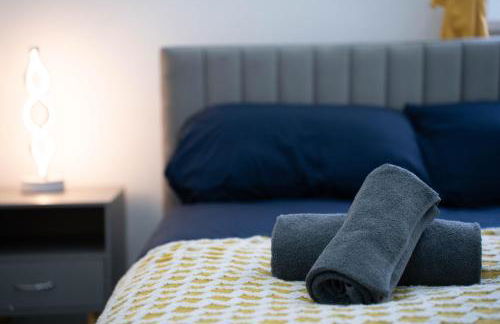 Open Mind Property - 6 Luxury Bedrooms with Free Parking - Photo 26