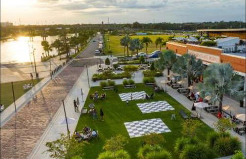 Chic & Spacious 4 Bedroom 3 Full Bathrooms Retreat in West Tampa and Pvt Backyard - Foto 34