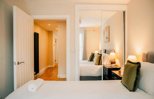 Modern Central 2 Bed Apartment with Parking - Photo 42