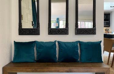 Luxe Boutique-Style Home w/Indoor Hot Tub - Foto 12