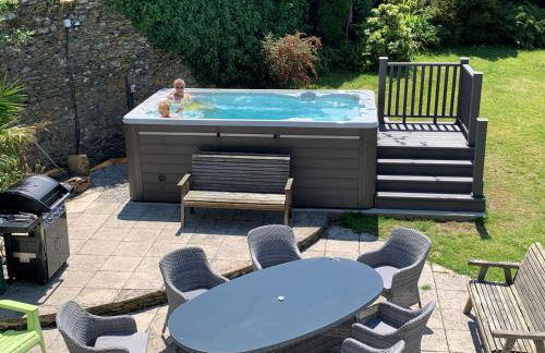 Polean Farm Old Farmhouse - With Large Jacuzzi, Games Room, Near the Sea and with Free Access to a Nearby Pool - Foto 1