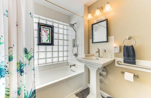 Walk to Lake Huron Beaches Home with Fire Pit! - Foto 13