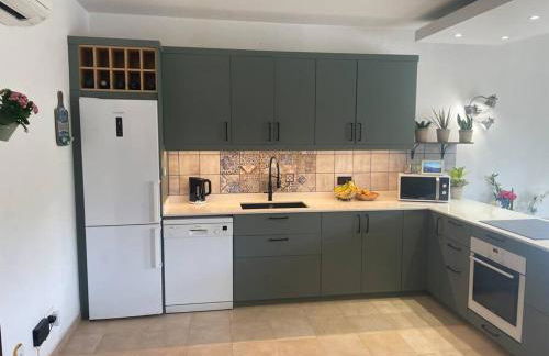 Spacious 3 bedroom villa with pool - Foto 16