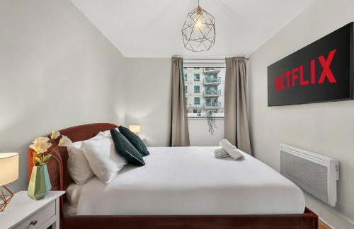 Riverside Apartments with Balcony, 1 Min Walk to Vauxhall Station - Foto 15